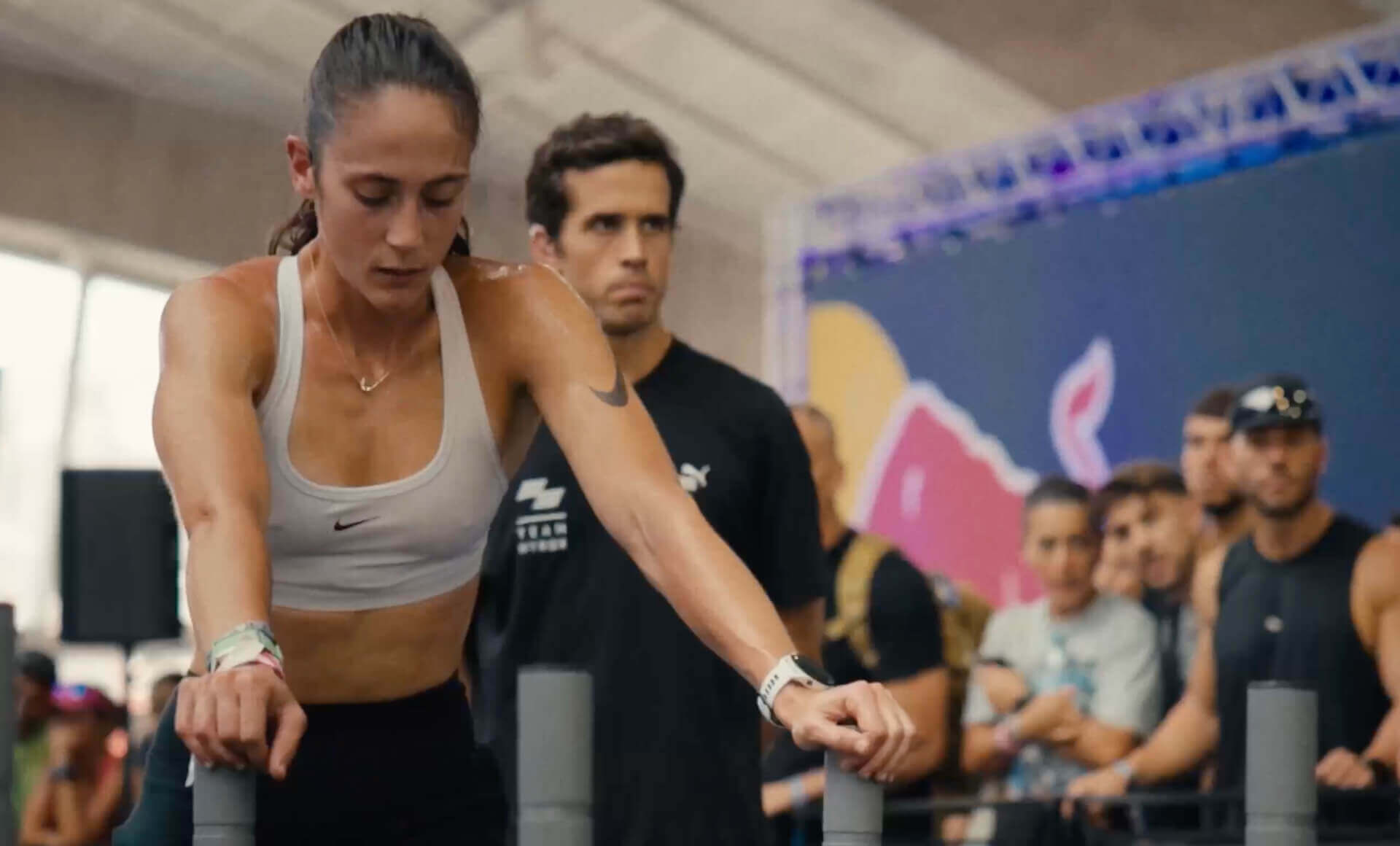 Manuela García participe à une épreuve HYROX devant le public, lors d’un défi de force et d’endurance.
