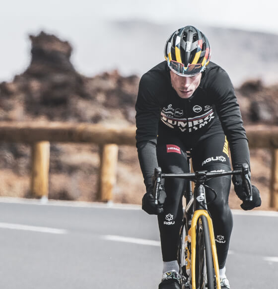 Primoz Roglic entrenando en el Teide