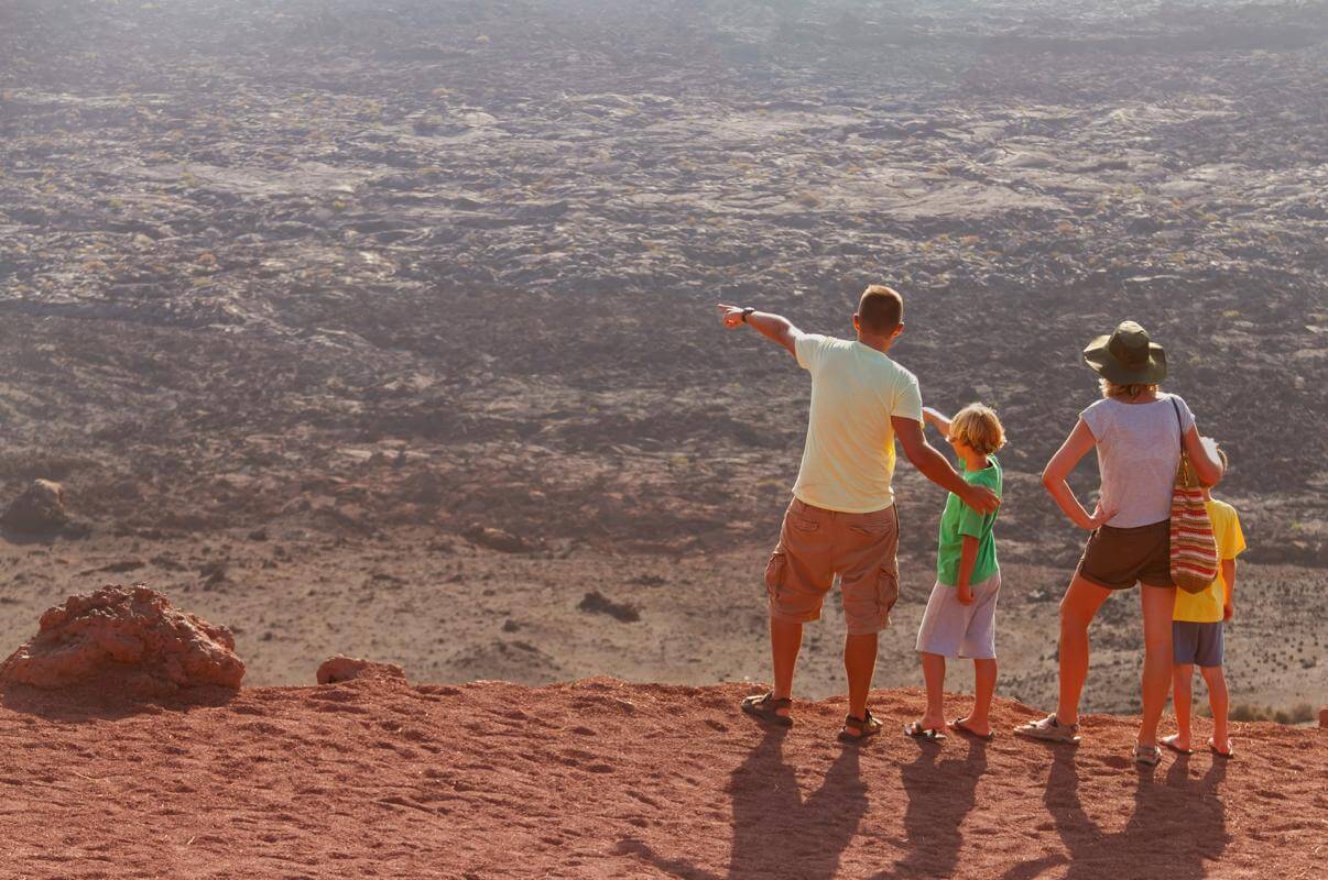 Senderismo en familia en el Parque Nacional de Timanfaya