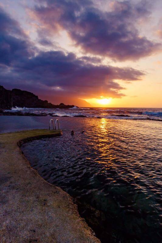 Baño entre rocas volcánicas y paseo junto al mar en familia - galeria4