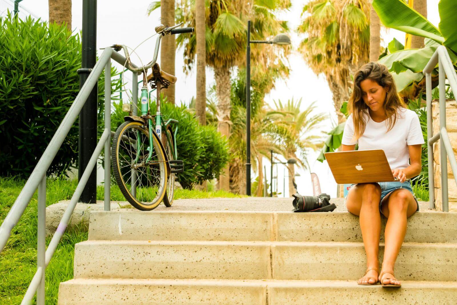 Teletrabajadora en paseo de Las Américas 