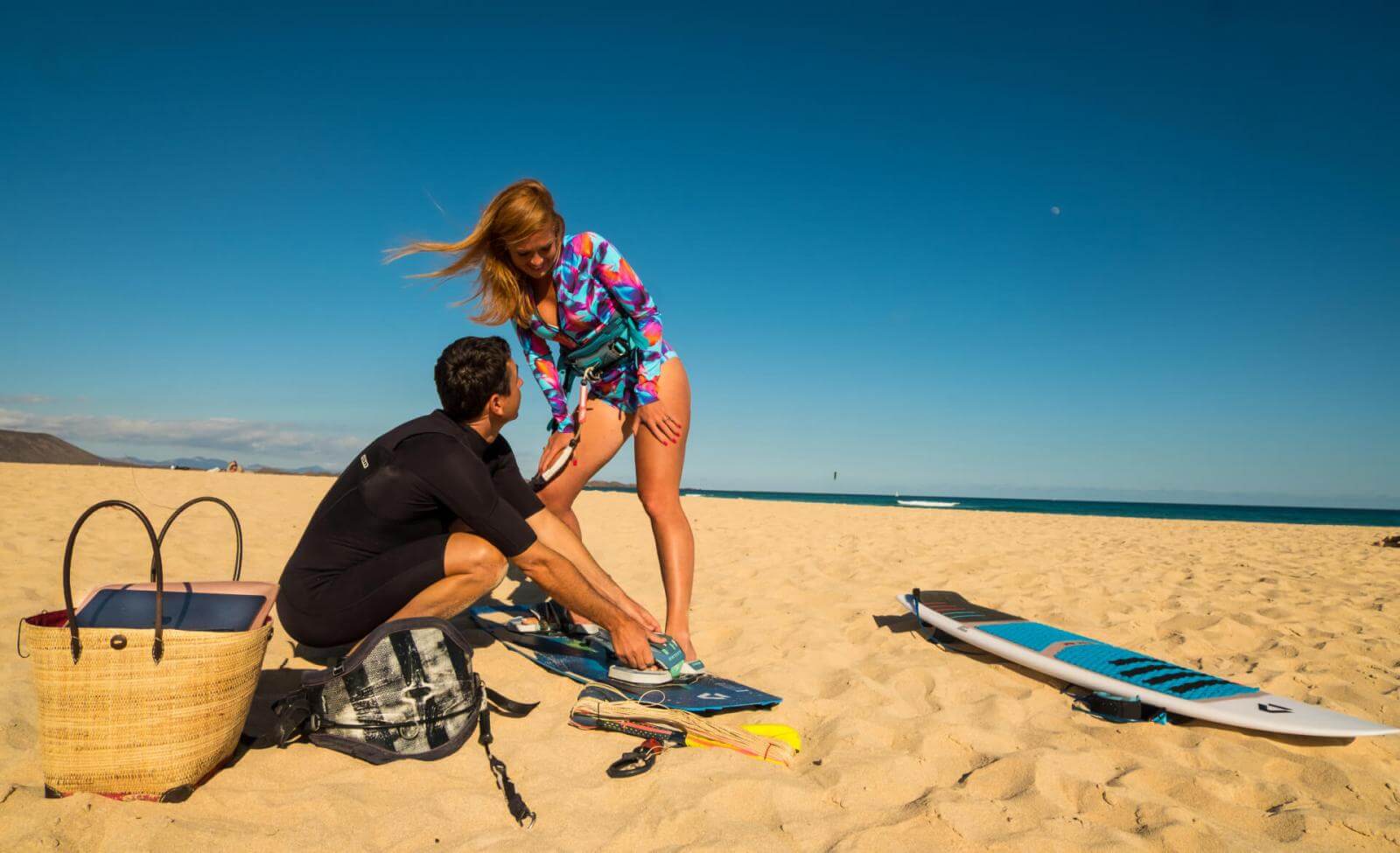 Pareja de teletrabajadores preparándose para surfear