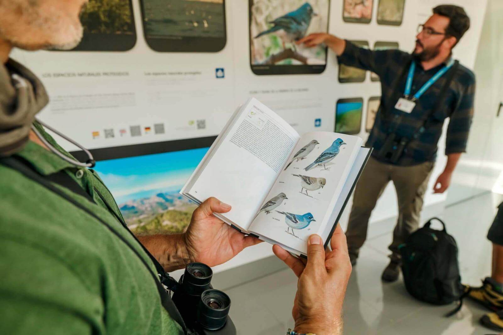 Guide local spécialisé en pleine explication dans le centre d’interprétation des oiseaux.