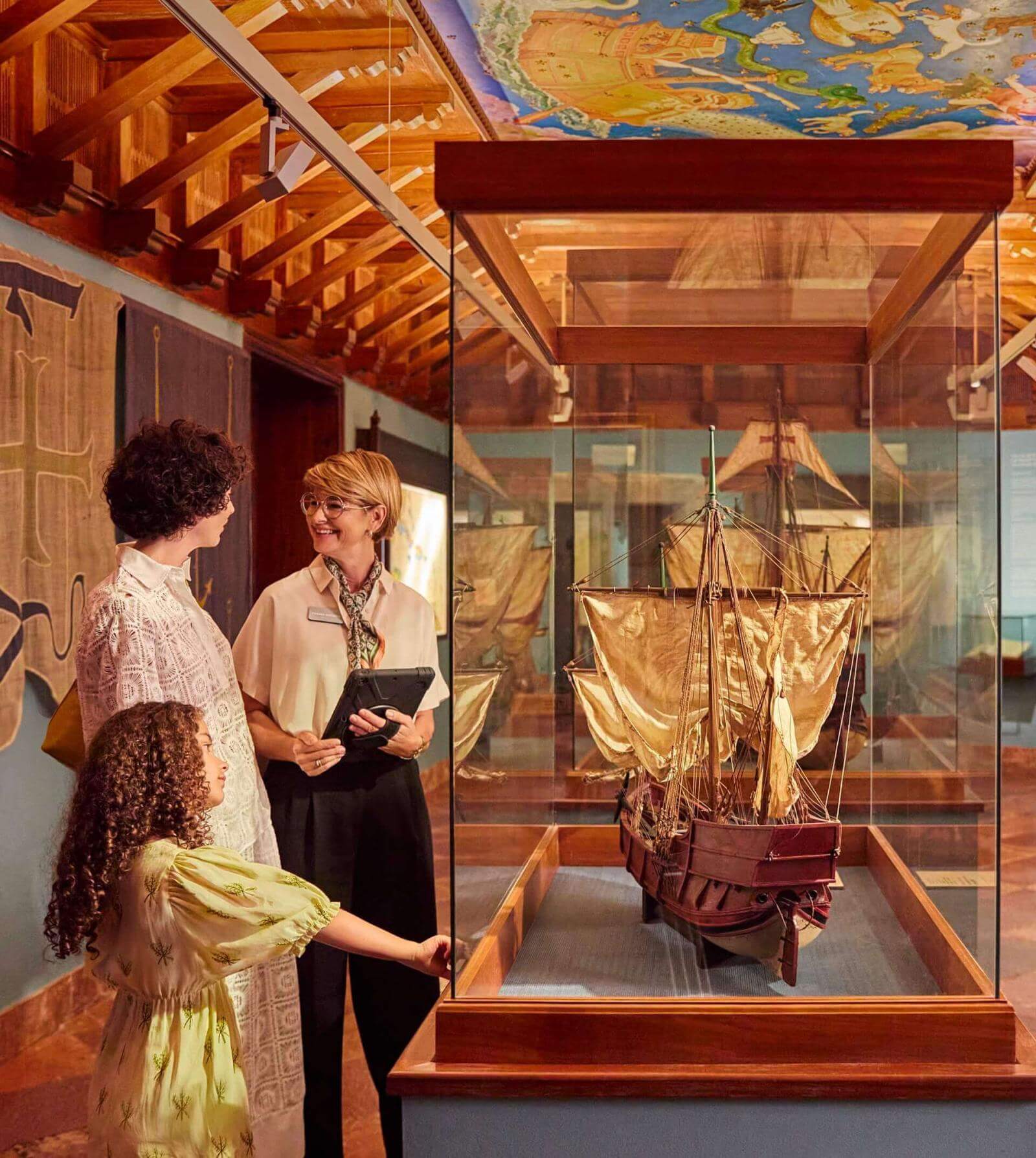 Intérieur d’un musée d’histoire avec des objets qui illustrent le patrimoine culturel et l’héritage ancestral.