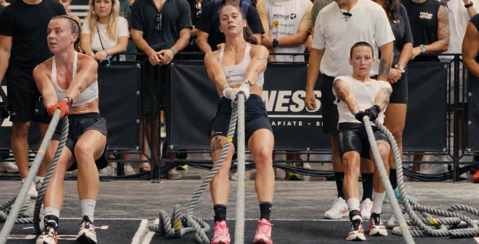 Manuela García et d’autres athlètes participent à une épreuve de traction à la corde lors de HYROX.