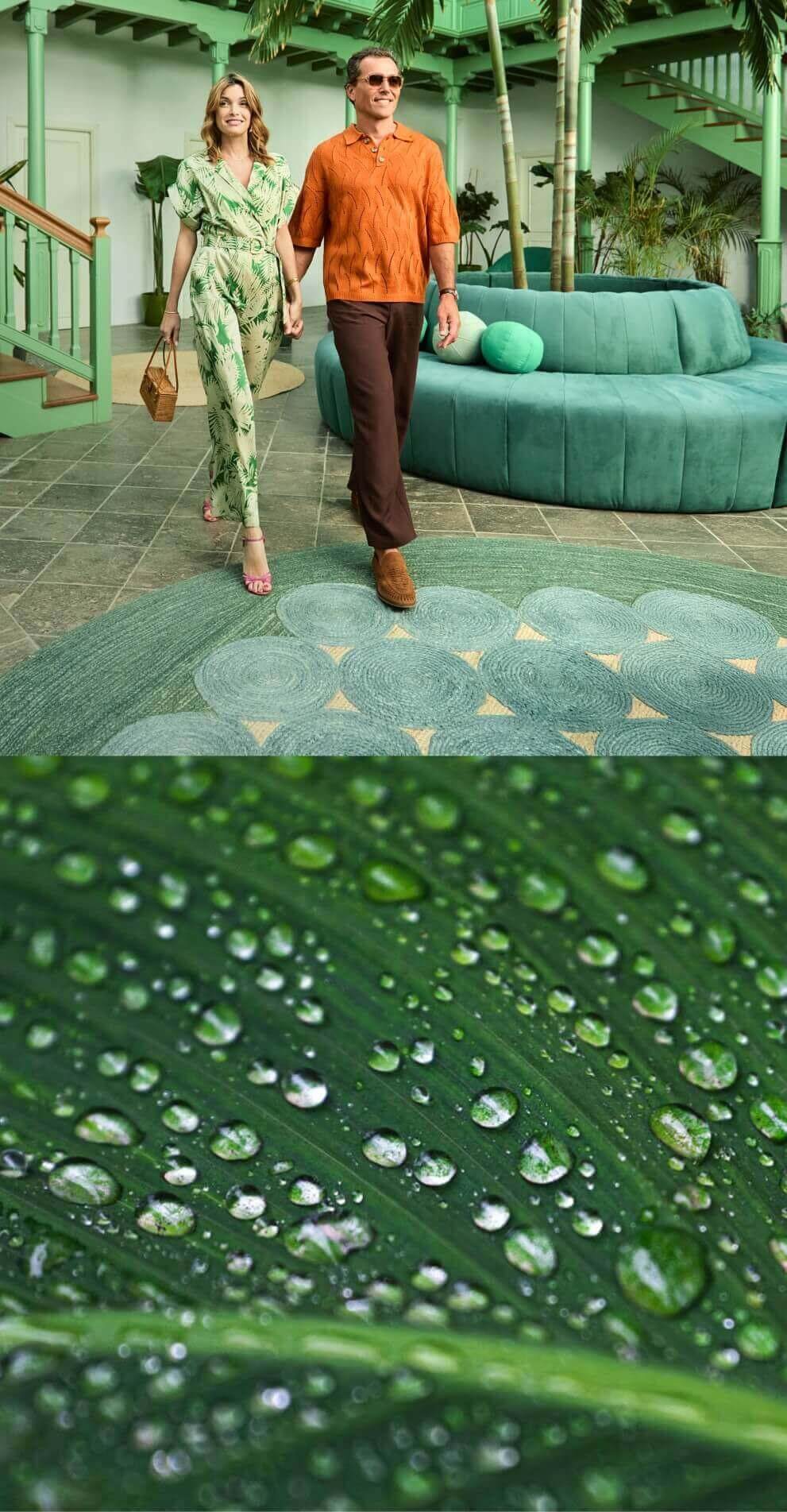 Couple en train de marcher dans un espace intérieur à l’architecture coloniale revisitée, avec un escalier vert, des palmiers et un canapé aux lignes arrondies, dans une atmosphère élégante.