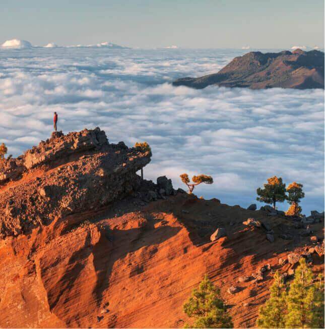 La Punta de Los Roques à La Palma, avec ses crêtes volcaniques illuminées, sa mer de nuages et ses pins.